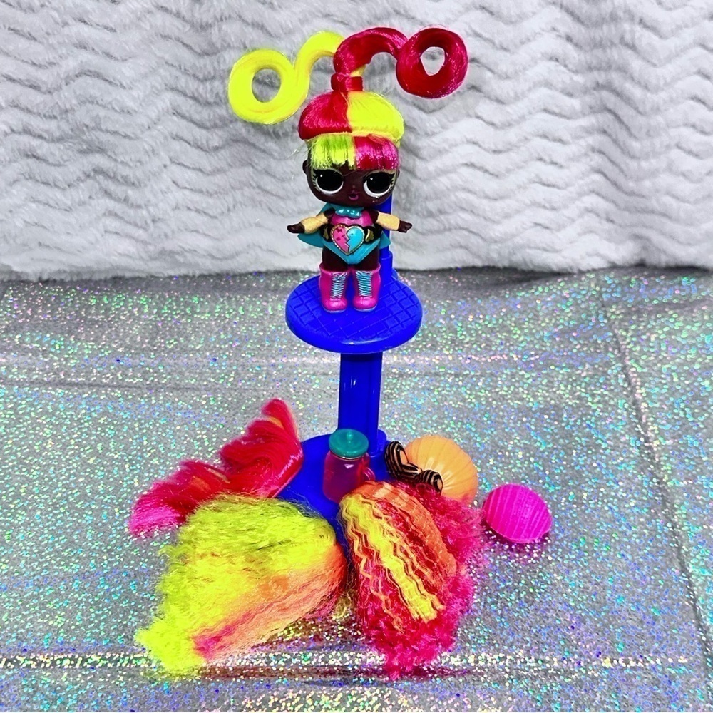 L.O.L. SURPRISE! Hairvibes Glow Grrrl Doll Outfit/Wigs/Cape/Belt/Shoes/Bottle